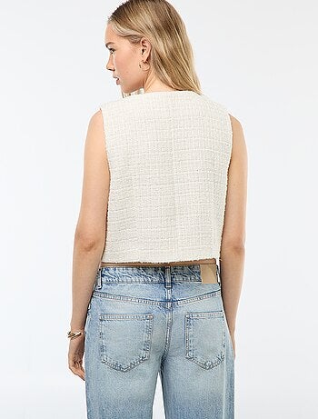 Colete sem mangas em tweed com botões fantasia
