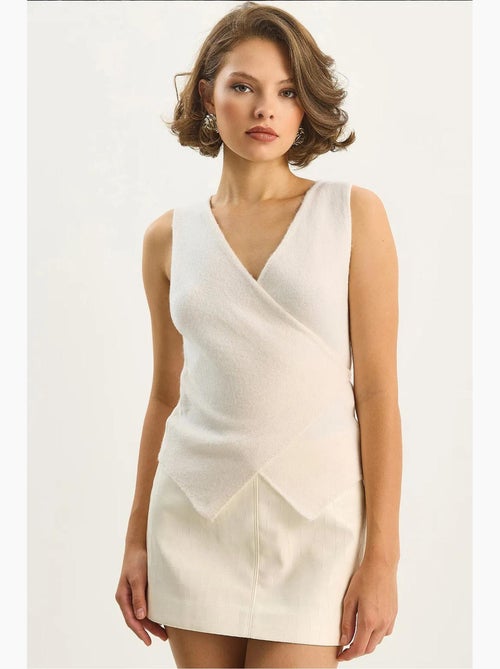 Colete slim fit com decote em v e fecho de atar lucci - Kiabi