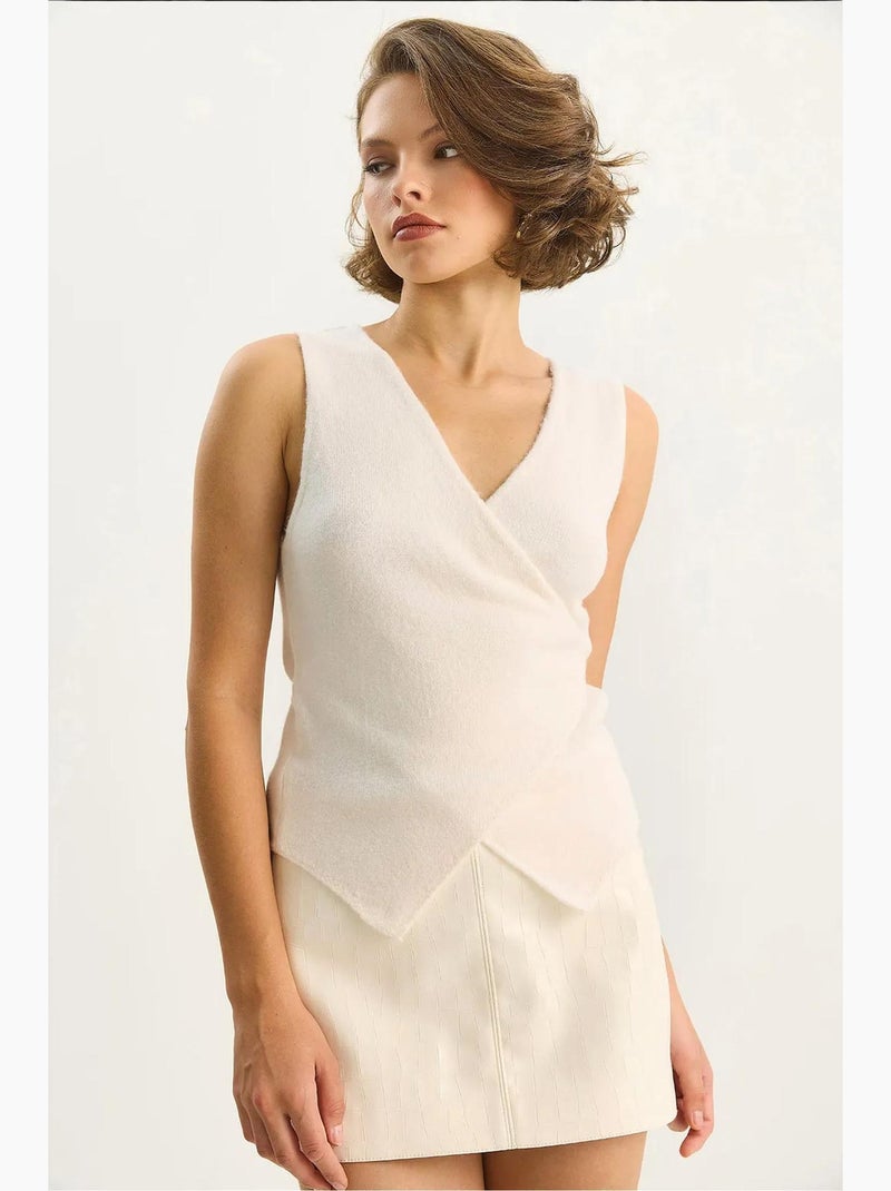 Colete slim fit com decote em v e fecho de atar lucci Creme - Kiabi