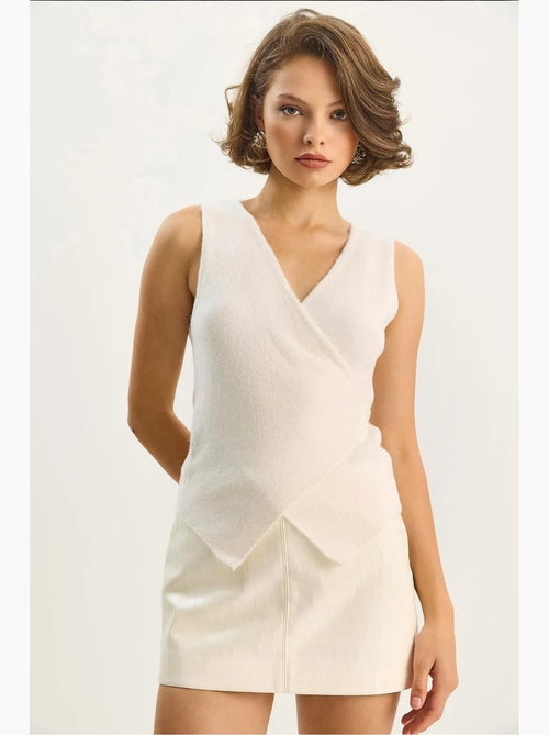 Colete slim fit com decote em v e fecho de atar lucci - Kiabi