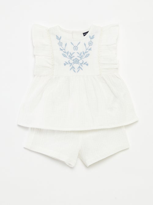 Conjunto blusa bordada + calções - 2 peças - Kiabi