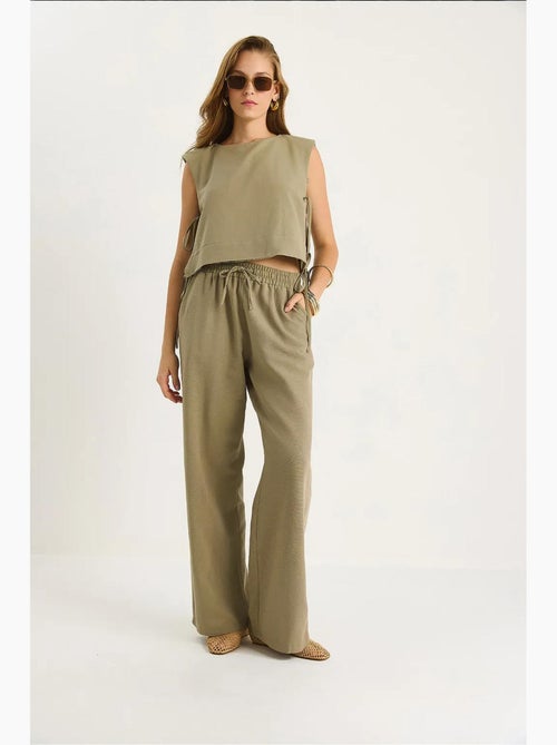 Conjunto co-ord de duas peças com gola redonda, fecho de atar e calças de perna larga lucci - Kiabi Conjunto co-ord de duas peças com gola redonda, fecho de atar e calças de perna larga lucci - Kiabi