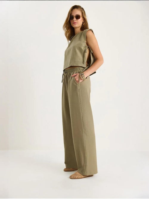 Conjunto co-ord de duas peças com gola redonda, fecho de atar e calças de perna larga lucci - Kiabi Conjunto co-ord de duas peças com gola redonda, fecho de atar e calças de perna larga lucci - Kiabi