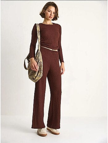 Conjunto co-ord de duas peças justo com calças à boca de sino lucci