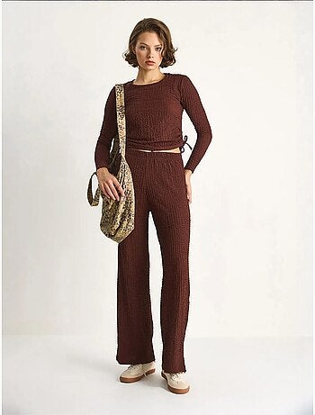 Conjunto co-ord de duas peças justo com calças à boca de sino lucci