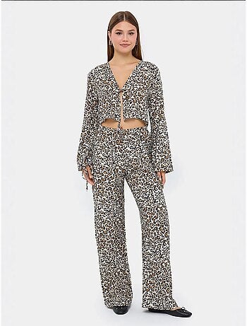 Conjunto coordenado com estampado animal, decote em v e cintura subida hiccup