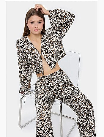 Conjunto coordenado com estampado animal, decote em v e cintura subida hiccup