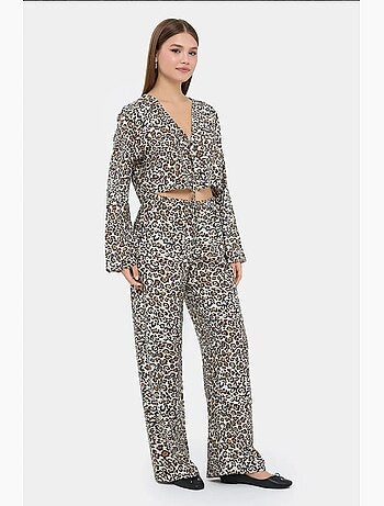 Conjunto coordenado com estampado animal, decote em v e cintura subida hiccup