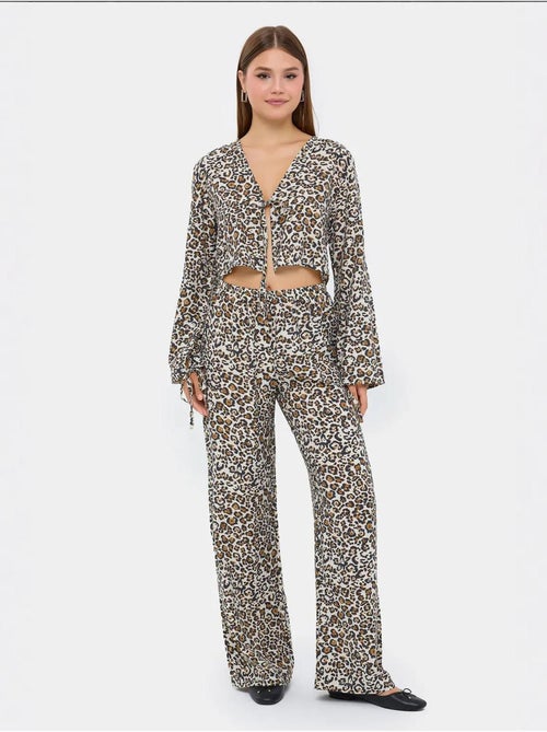 Conjunto coordenado com estampado animal, decote em v e cintura subida hiccup - Kiabi Conjunto coordenado com estampado animal, decote em v e cintura subida hiccup - Kiabi