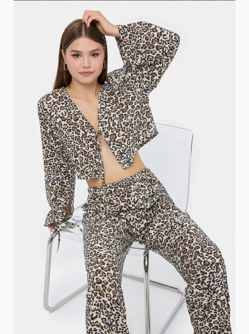 Conjunto coordenado com estampado animal, decote em v e cintura subida hiccup - Kiabi Conjunto coordenado com estampado animal, decote em v e cintura subida hiccup - Kiabi