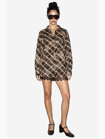 Conjunto coordenado de camisa oversized aos quadrados e saia lucci