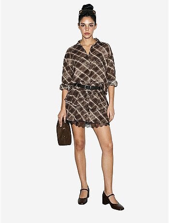 Conjunto coordenado de camisa oversized aos quadrados e saia lucci