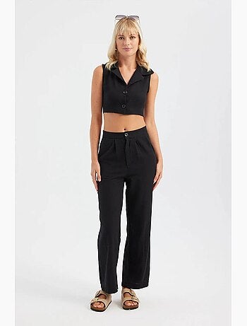 Conjunto coordenado de colete cropped com decote em v e calças plissadas de perna direita hiccup
