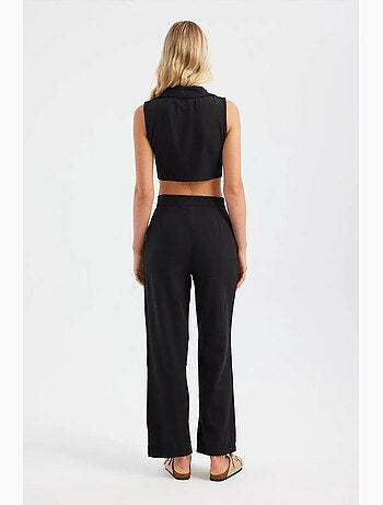 Conjunto coordenado de colete cropped com decote em v e calças plissadas de perna direita hiccup