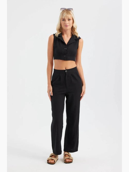 Conjunto coordenado de colete cropped com decote em v e calças plissadas de perna direita hiccup - Kiabi Conjunto coordenado de colete cropped com decote em v e calças plissadas de perna direita hiccup - Kiabi