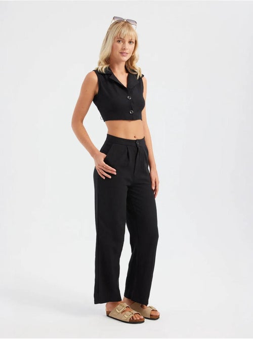 Conjunto coordenado de colete cropped com decote em v e calças plissadas de perna direita hiccup - Kiabi Conjunto coordenado de colete cropped com decote em v e calças plissadas de perna direita hiccup - Kiabi