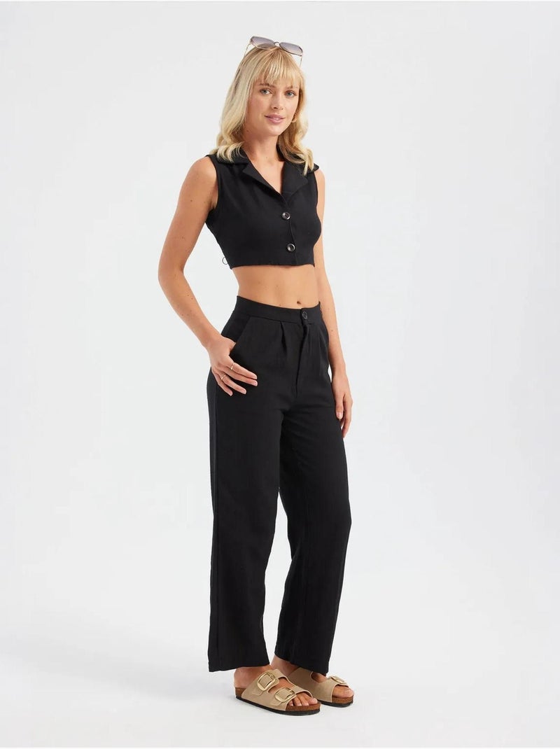 Conjunto coordenado de colete cropped com decote em v e calças plissadas de perna direita hiccup Preto - Kiabi