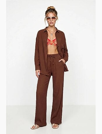 Conjunto coordenado de duas peças de cintura subida com perna larga e gola de camisa istanbul