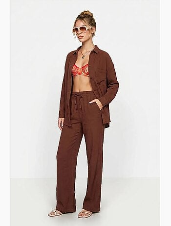 Conjunto coordenado de duas peças de cintura subida com perna larga e gola de camisa istanbul