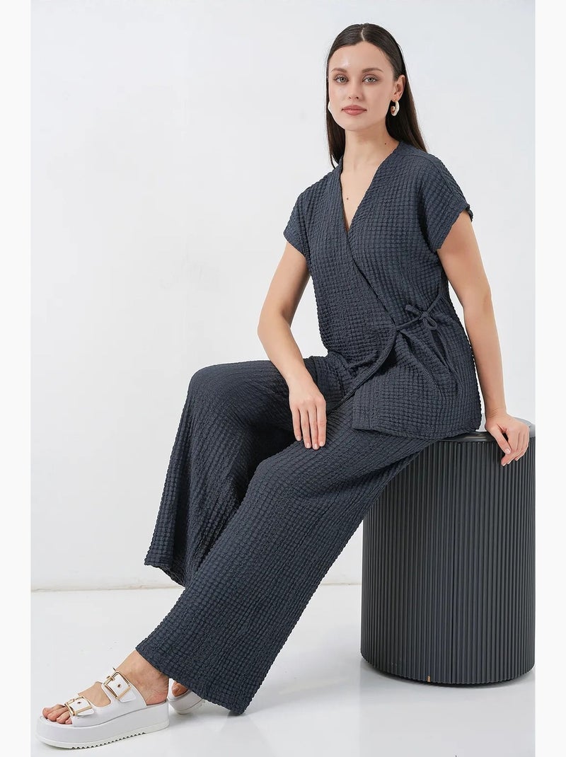 Conjunto coordenado de duas peças texturizado com decote em v e detalhe de atar bdart Cinza-preto - Kiabi