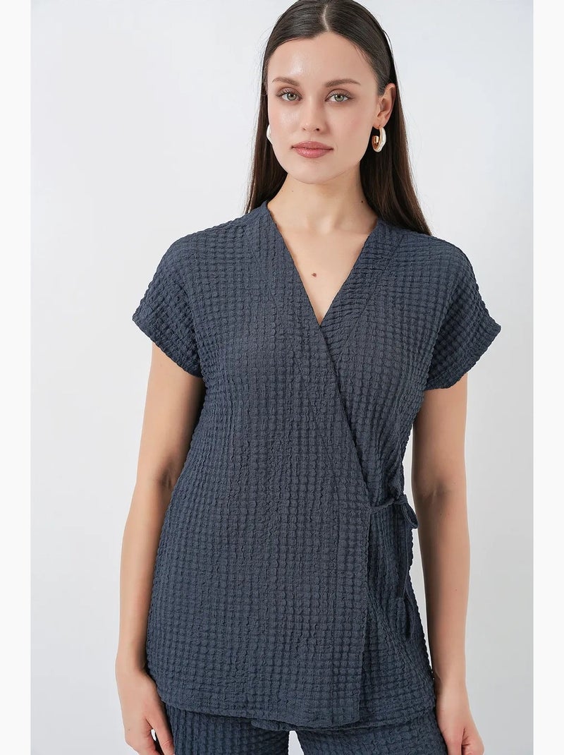 Conjunto coordenado de duas peças texturizado com decote em v e detalhe de atar bdart Cinza-preto - Kiabi