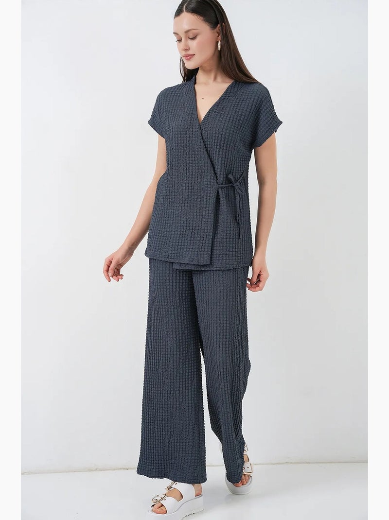 Conjunto coordenado de duas peças texturizado com decote em v e detalhe de atar bdart Cinza-preto - Kiabi