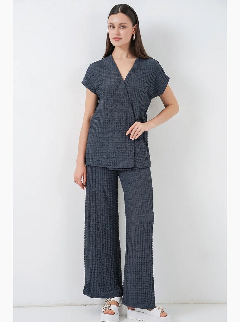 Conjunto coordenado de duas peças texturizado com decote em v e detalhe de atar bdart Cinza-preto - Kiabi