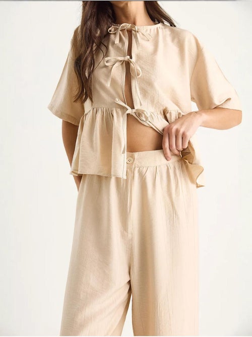 Conjunto coordenado de duas peças texturizado com detalhe de folhos lucci - Kiabi Conjunto coordenado de duas peças texturizado com detalhe de folhos lucci - Kiabi