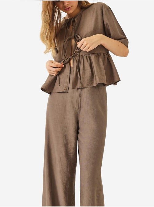Conjunto coordenado de duas peças texturizado com detalhe de folhos lucci - Kiabi Conjunto coordenado de duas peças texturizado com detalhe de folhos lucci - Kiabi