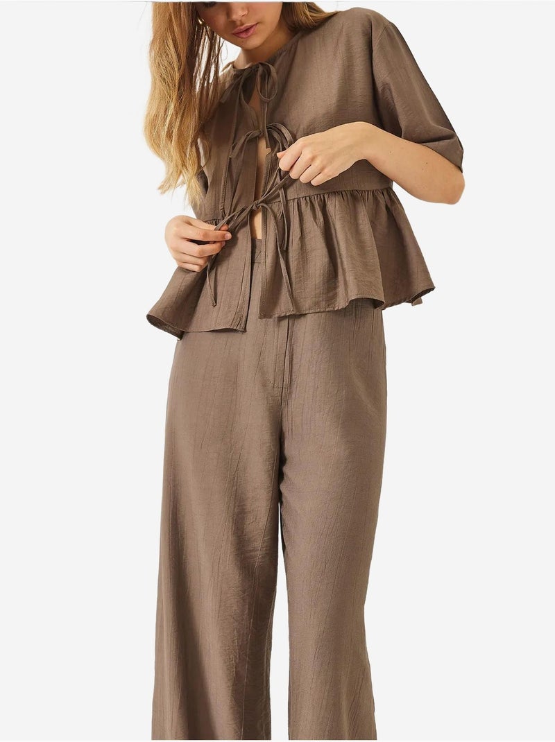 Conjunto coordenado de duas peças texturizado com detalhe de folhos lucci Camelo - Kiabi