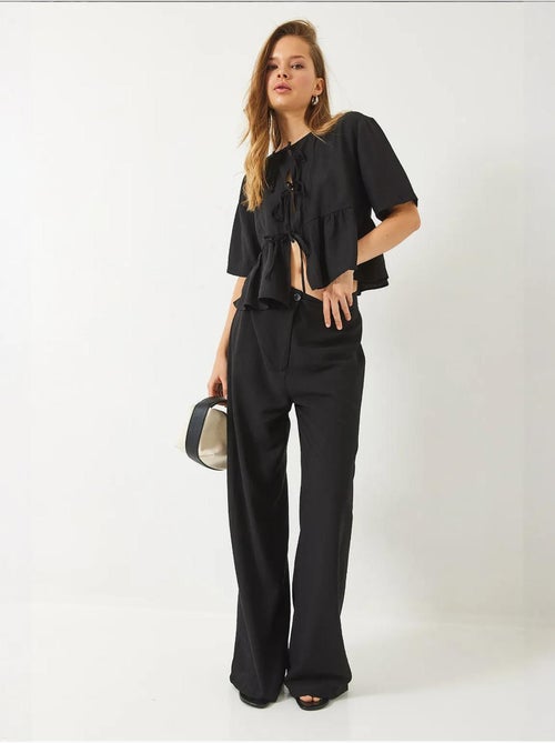 Conjunto coordenado de duas peças texturizado com detalhe de folhos lucci - Kiabi Conjunto coordenado de duas peças texturizado com detalhe de folhos lucci - Kiabi