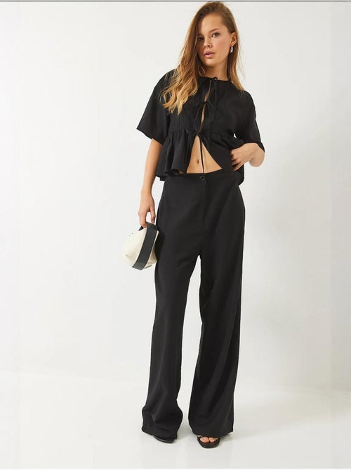 Conjunto coordenado de duas peças texturizado com detalhe de folhos lucci - Kiabi Conjunto coordenado de duas peças texturizado com detalhe de folhos lucci - Kiabi