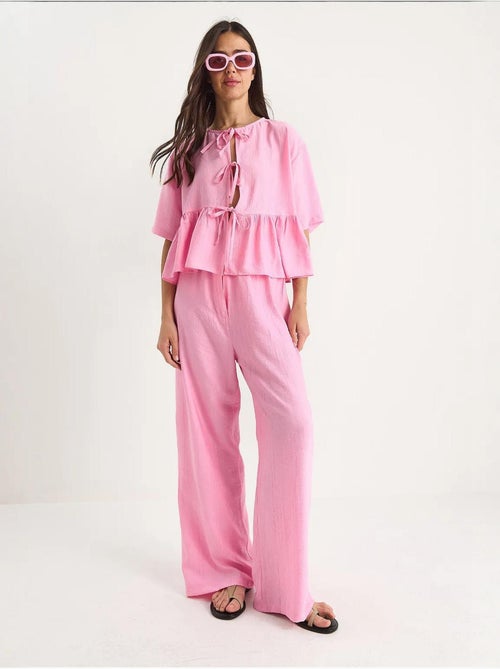 Conjunto coordenado de duas peças texturizado com detalhe de folhos lucci - Kiabi Conjunto coordenado de duas peças texturizado com detalhe de folhos lucci - Kiabi