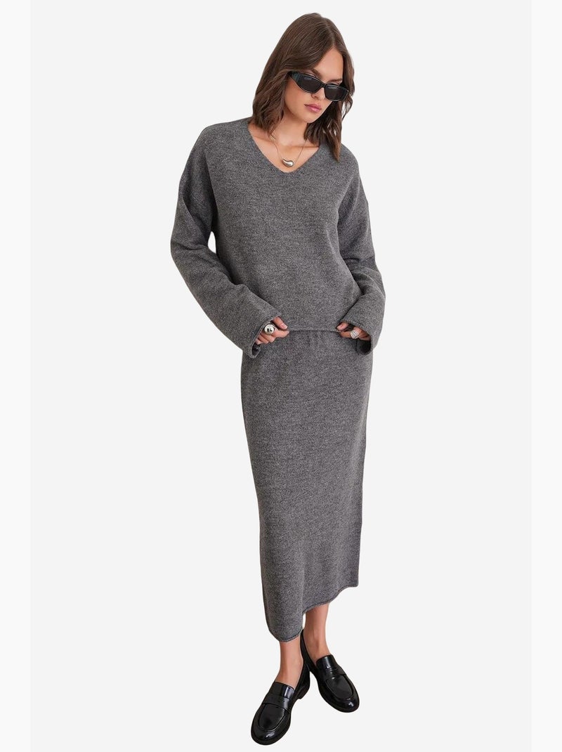 Conjunto coordenado em malha com camisola de decote em v e saia mixray Cinza escuro - Kiabi