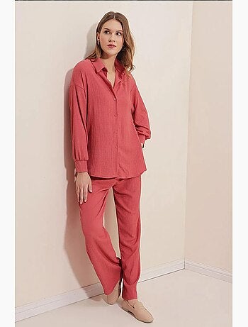 Conjunto coordenado em malha texturizada com camisa de malha de manga comprida e calças bdart