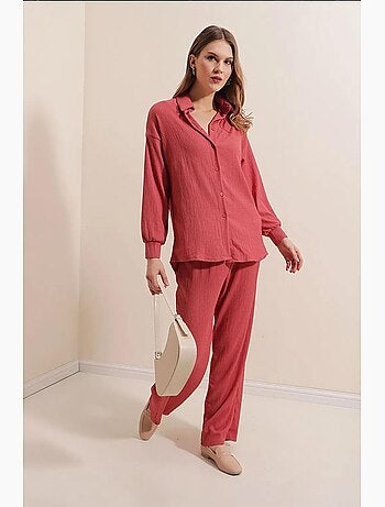 Conjunto coordenado em malha texturizada com camisa de malha de manga comprida e calças bdart