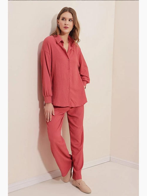 Conjunto coordenado em malha texturizada com camisa de malha de manga comprida e calças bdart - Kiabi Conjunto coordenado em malha texturizada com camisa de malha de manga comprida e calças bdart - Kiabi