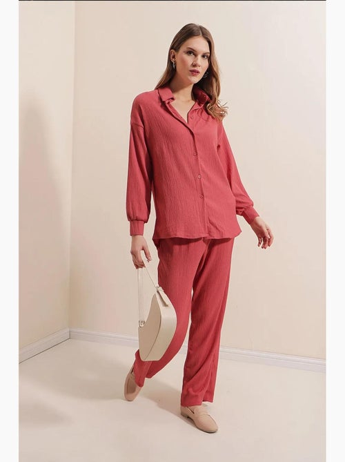 Conjunto coordenado em malha texturizada com camisa de malha de manga comprida e calças bdart - Kiabi Conjunto coordenado em malha texturizada com camisa de malha de manga comprida e calças bdart - Kiabi