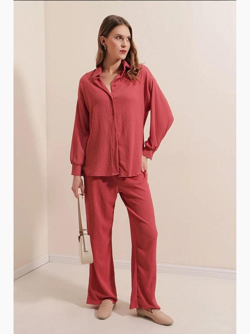 Conjunto coordenado em malha texturizada com camisa de malha de manga comprida e calças bdart - Kiabi Conjunto coordenado em malha texturizada com camisa de malha de manga comprida e calças bdart - Kiabi