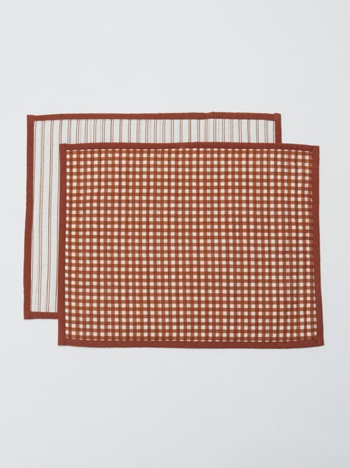 Conjunto de 2 individuais de mesa (32x40 cm) dupla face estampada - Kiabi Home - Kiabi Conjunto de 2 individuais de mesa (32x40 cm) dupla face estampada - Kiabi Home - Kiabi