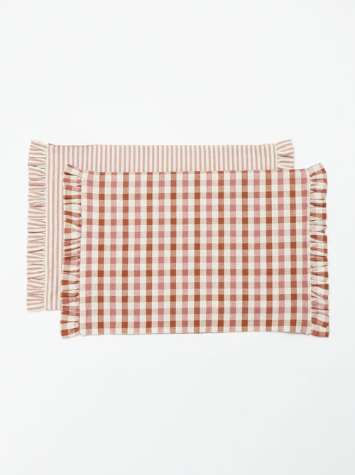 Conjunto de 2 individuais de mesa (32x45 cm) com folhos - Kiabi Conjunto de 2 individuais de mesa (32x45 cm) com folhos - Kiabi