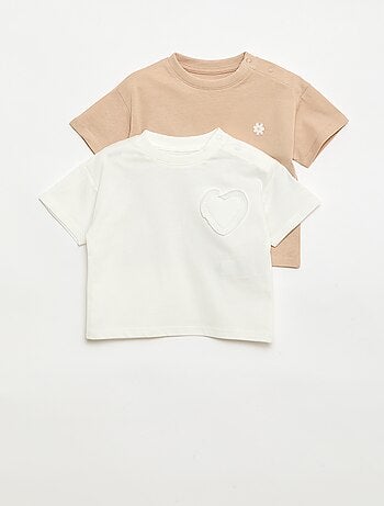 Conjunto de 2 T-shirts com detalhe no peito