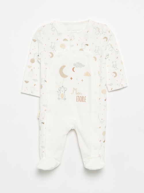 Conjunto de 3 peças 'Petit Béguin' - Body + pijama + doudou - Kiabi Conjunto de 3 peças 'Petit Béguin' - Body + pijama + doudou - Kiabi