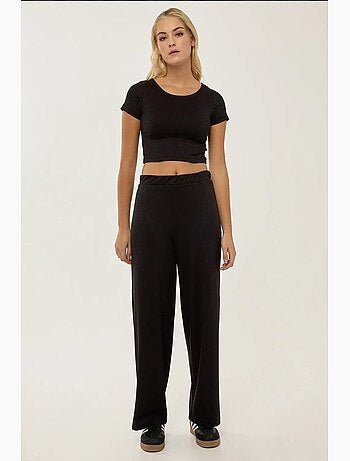 Conjunto de blusa cropped de malha e calças com cinto elástico hiccup