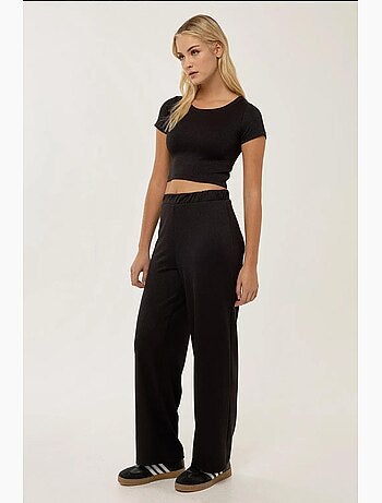 Conjunto de blusa cropped de malha e calças com cinto elástico hiccup