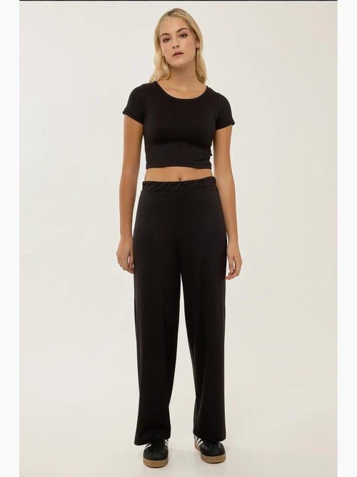 Conjunto de blusa cropped de malha e calças com cinto elástico hiccup - Kiabi Conjunto de blusa cropped de malha e calças com cinto elástico hiccup - Kiabi