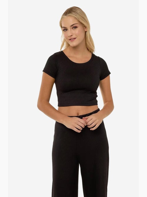 Conjunto de blusa cropped de malha e calças com cinto elástico hiccup - Kiabi Conjunto de blusa cropped de malha e calças com cinto elástico hiccup - Kiabi