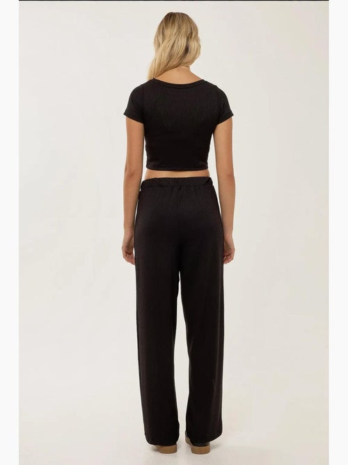 Conjunto de blusa cropped de malha e calças com cinto elástico hiccup - Kiabi Conjunto de blusa cropped de malha e calças com cinto elástico hiccup - Kiabi