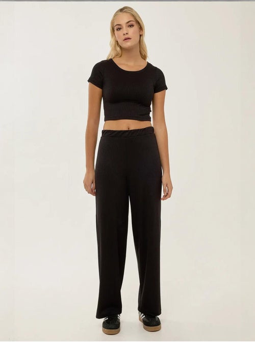 Conjunto de blusa cropped de malha e calças com cinto elástico - Kiabi Conjunto de blusa cropped de malha e calças com cinto elástico - Kiabi