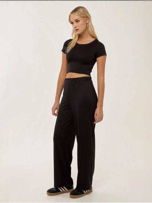 Conjunto de blusa cropped de malha e calças com cinto elástico - Kiabi Conjunto de blusa cropped de malha e calças com cinto elástico - Kiabi